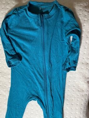 Kite footed zippered sleeper and knotted hat